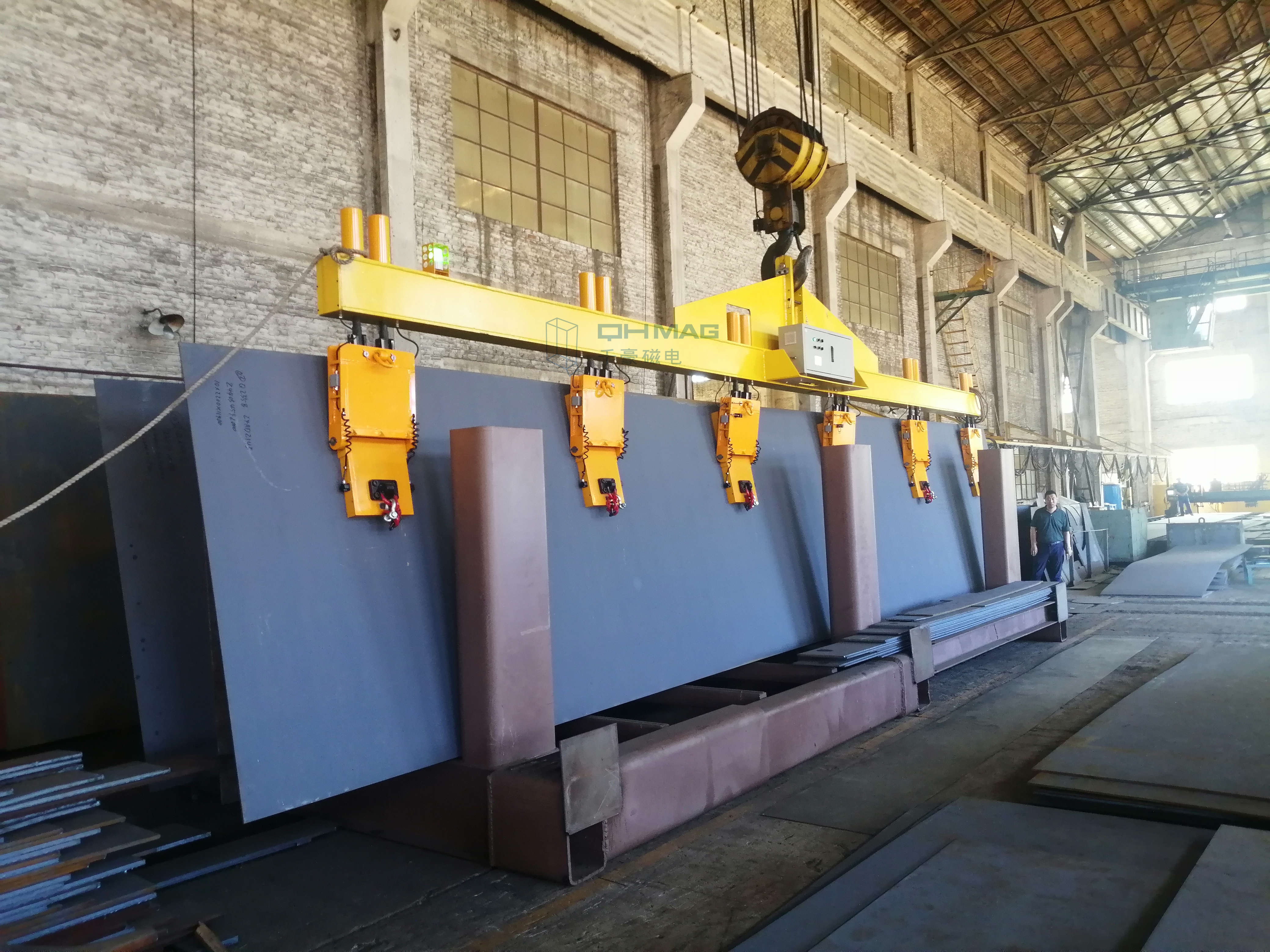 豎著吊鋼板,側(cè)吊鋼板,千豪電永磁吊具