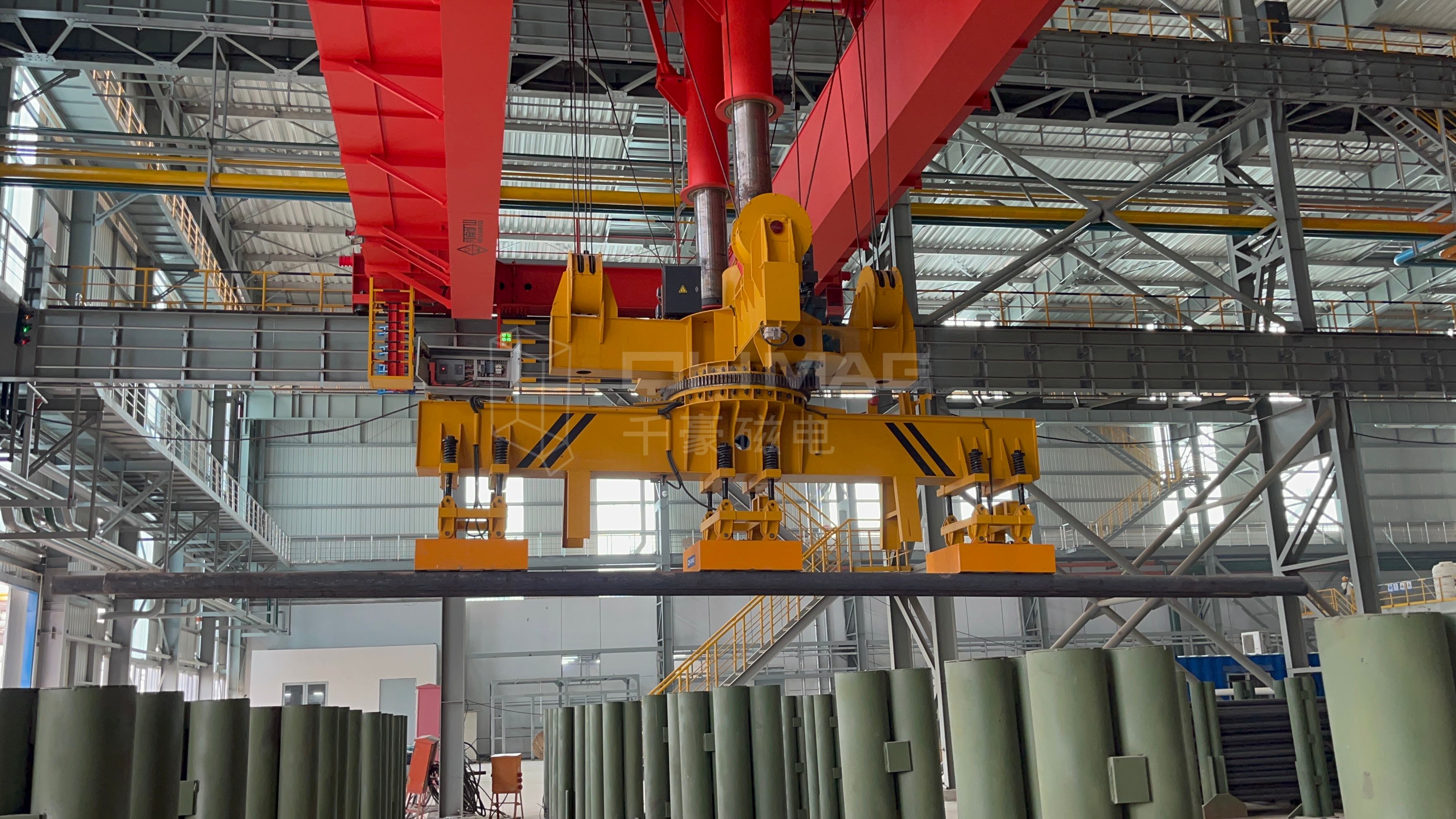 成排圓坯吊運，圓坯吊運，圓坯搬運，吊圓坯，圓坯怎么吊，電永磁吊具，成排鋼管吊運，一次吊一排圓坯，圓坯電永磁吊具，起重電永磁鐵，永磁起重器，起重電磁鐵，電磁吊，磁力吊，吊具，起重吊具，智能行車