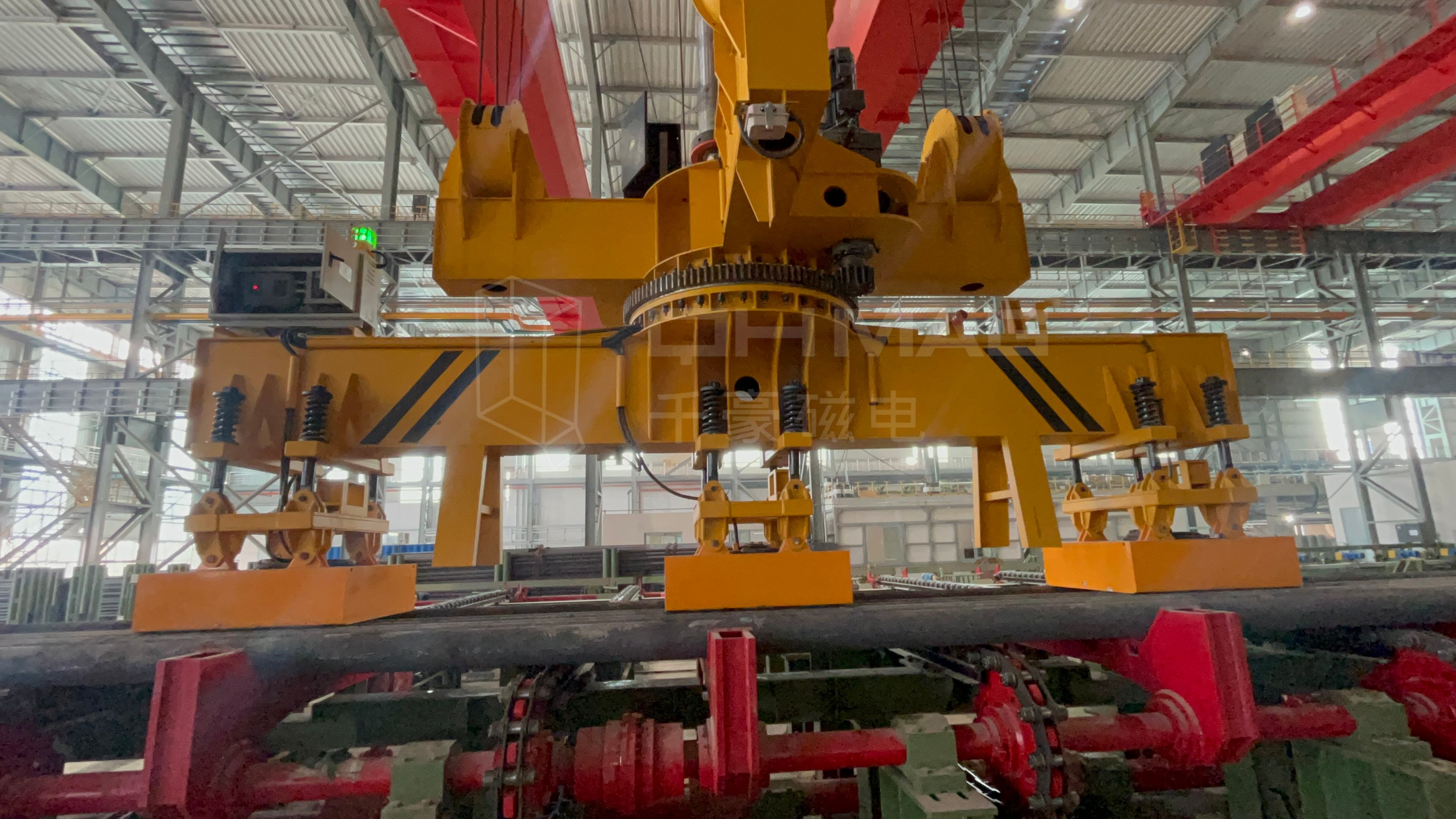 成排圓坯吊運，圓坯吊運，圓坯搬運，吊圓坯，圓坯怎么吊，電永磁吊具，成排鋼管吊運，一次吊一排圓坯，圓坯電永磁吊具，起重電永磁鐵，永磁起重器，起重電磁鐵，電磁吊，磁力吊，吊具，起重吊具，智能行車