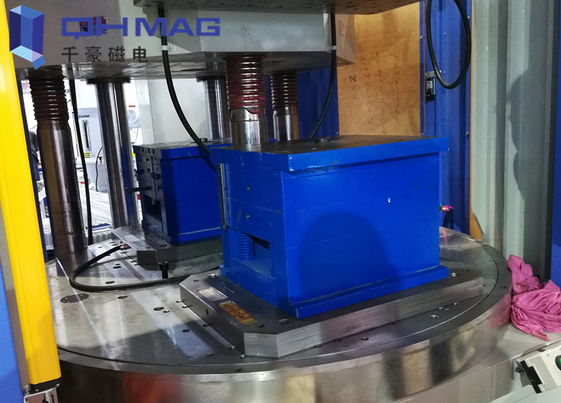 立式注塑機快速換模系統|千豪磁電
